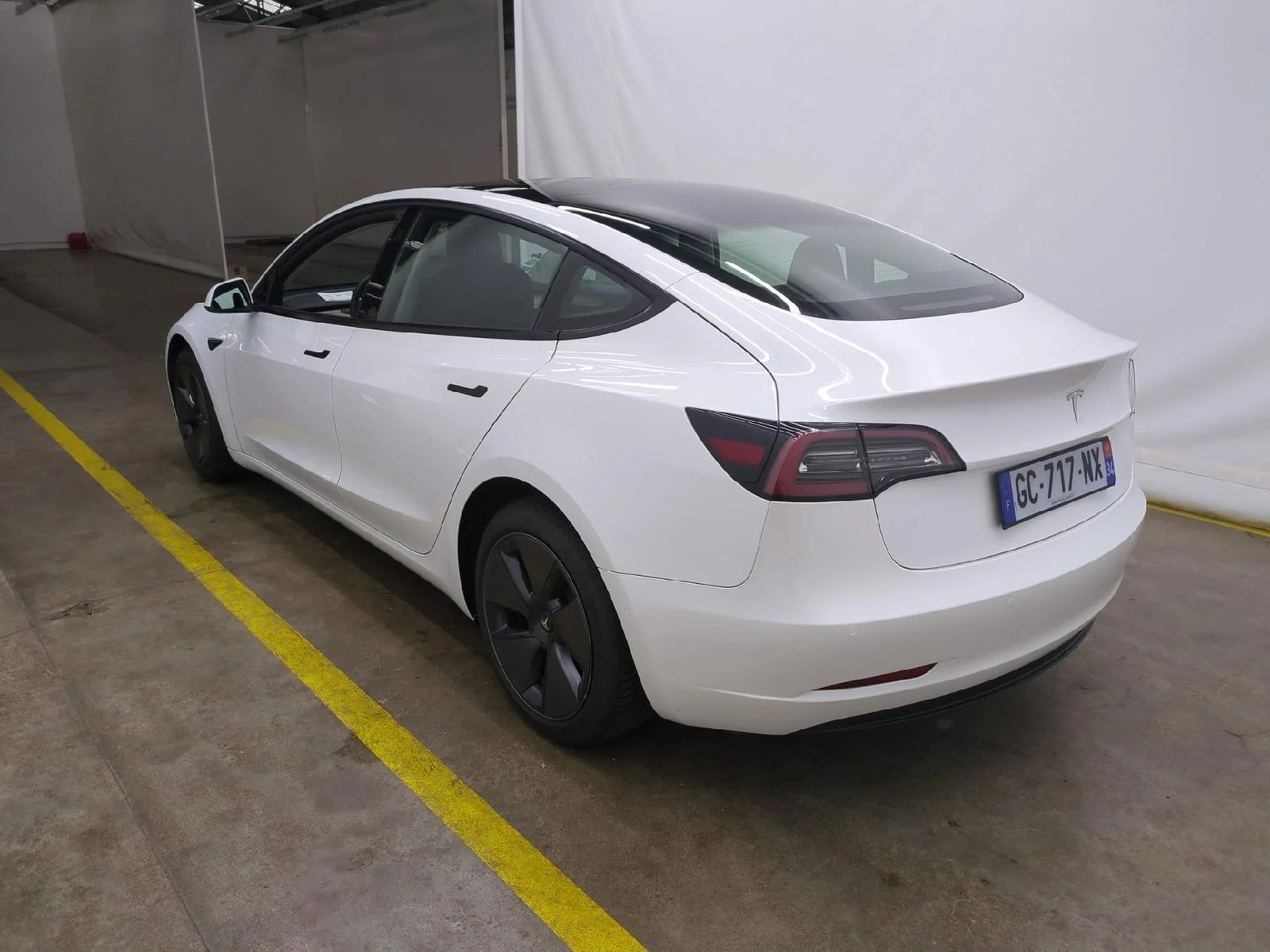 
								TESLA Model 3 Autonomie Standard Plus RWD full									